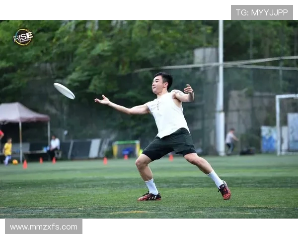 成都飞盘队在攀岩联赛中以77分高居积分榜首位